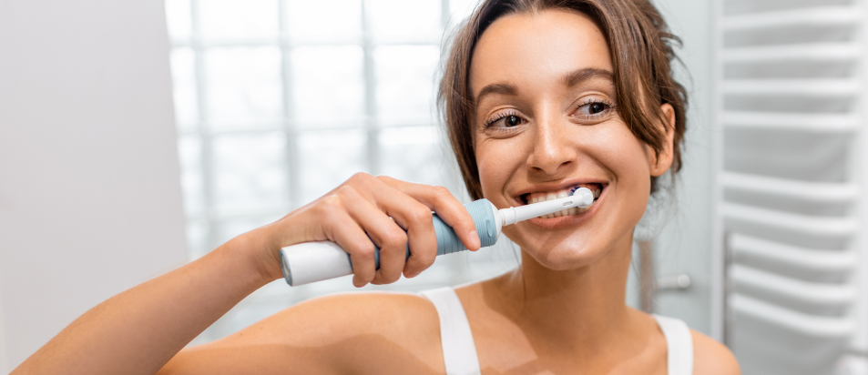 escovar os dentes com uma escova elétrica escova elétrica