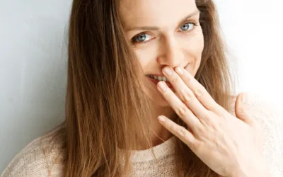 Dentes escurecidos? Saiba o que pode ser.